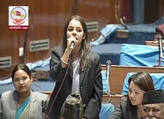 संसद्मा गायत्री मन्त्र वाचन गर्दै नेपाललाई हिन्दु राष्ट्र बनाउन माग 